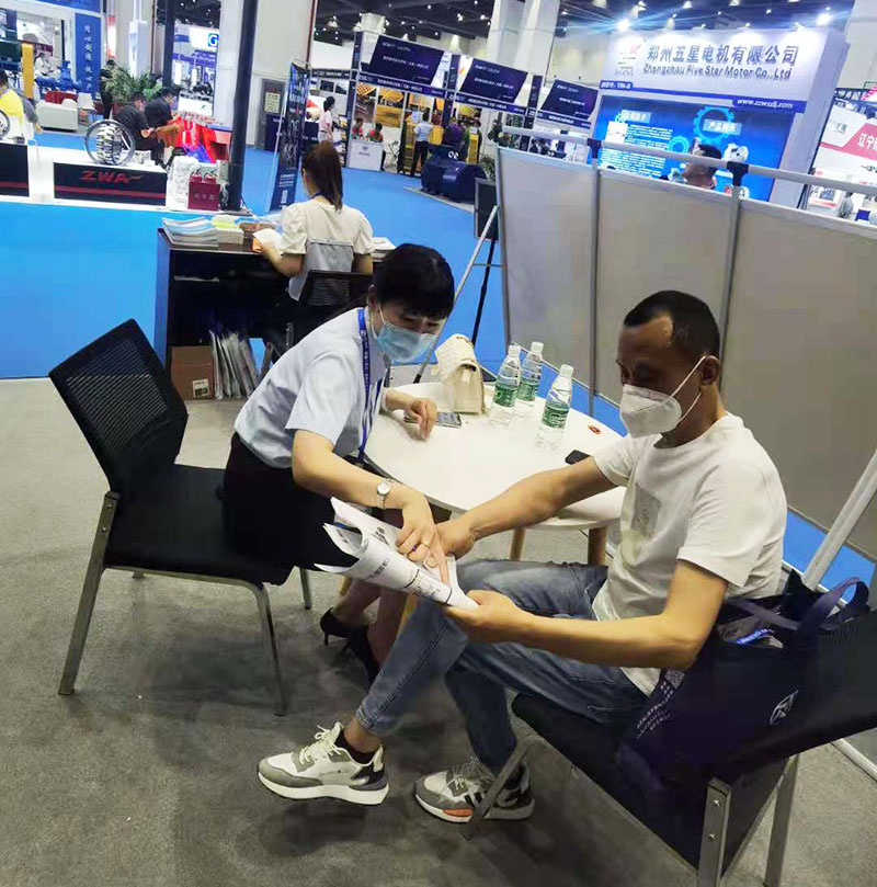 中意工作人員為客戶詳細講解公司設(shè)備