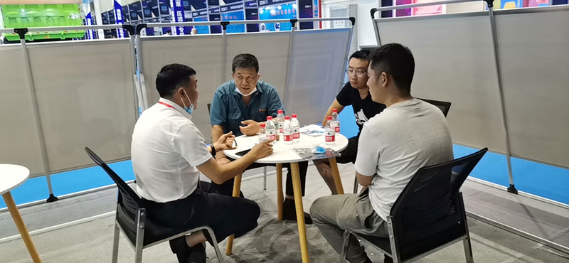 認(rèn)真地為顧客解答每一個問題